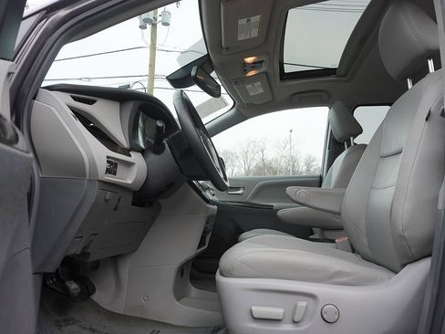 Used 2018 Toyota Sienna XLE w/ XLE Navigation Package image 34