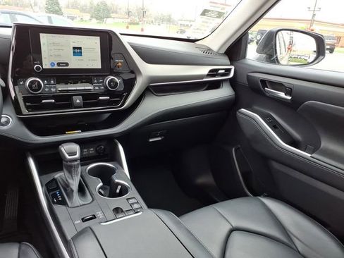 Used 2023 Toyota Highlander XLE image 22