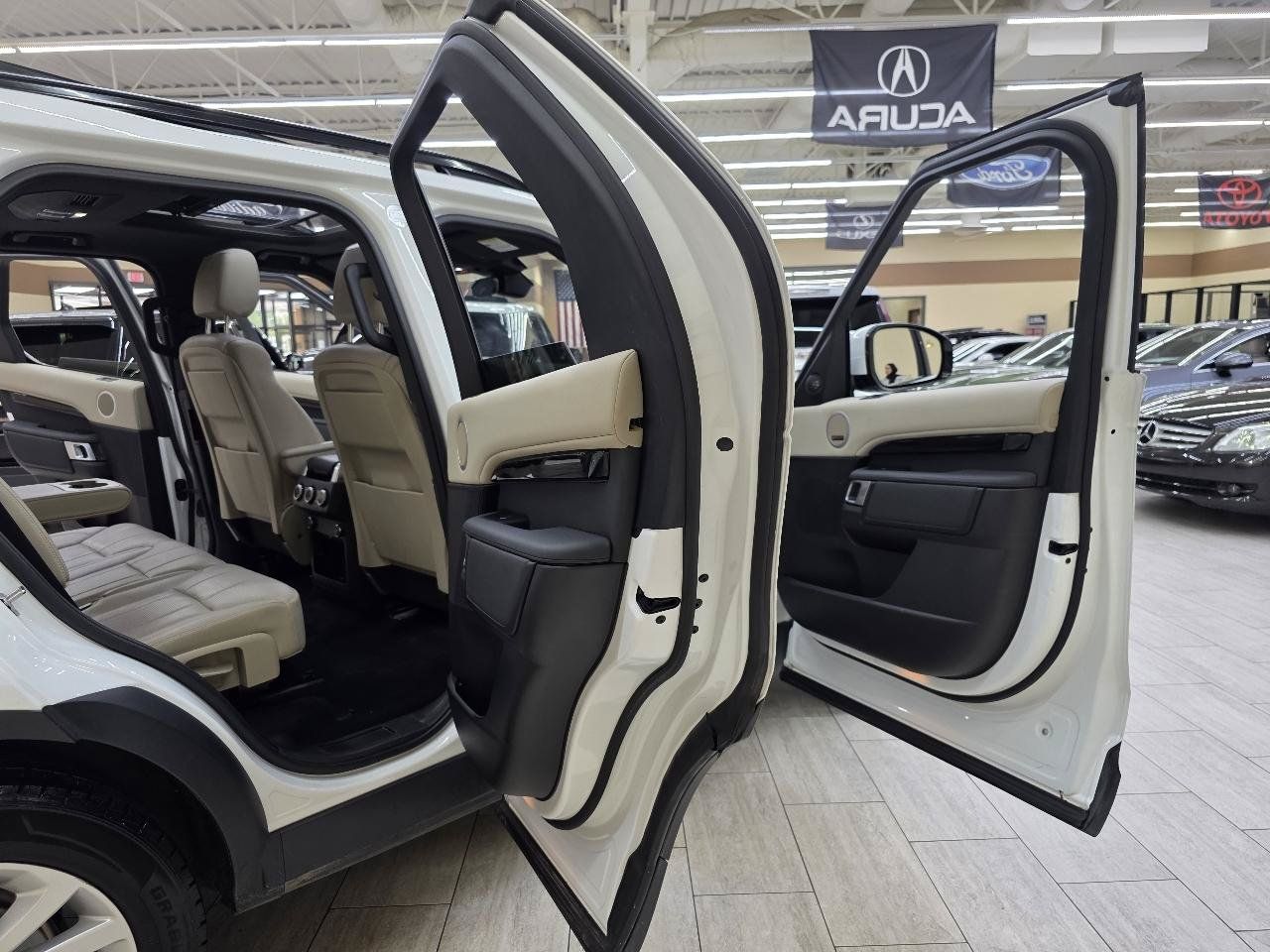 Used 2019 Land Rover Discovery SE AWD/4WD image 16