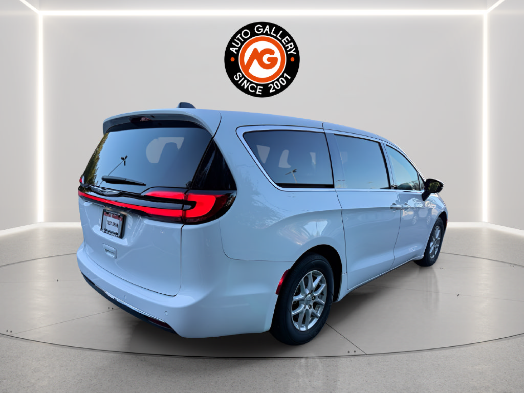 Used 2025 Chrysler Pacifica Select FWD image 7