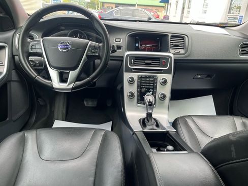 Used 2018 Volvo V60 T5 Cross Country w/ Convenience Package image 7