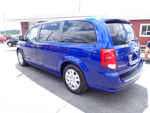 Used 2019 Dodge Grand Caravan SE w/ UConnect Hands-Free Group FWD image 4