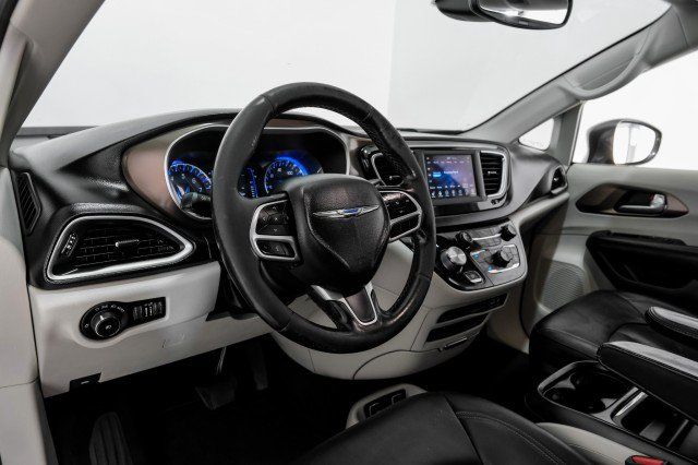 Used 2019 Chrysler Pacifica Touring-L FWD image 13
