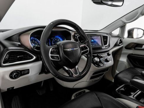 Used 2019 Chrysler Pacifica Touring-L FWD image 13