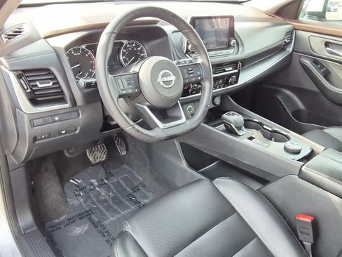 Used 2022 Nissan Rogue SV w/ SV Premium Package image 11