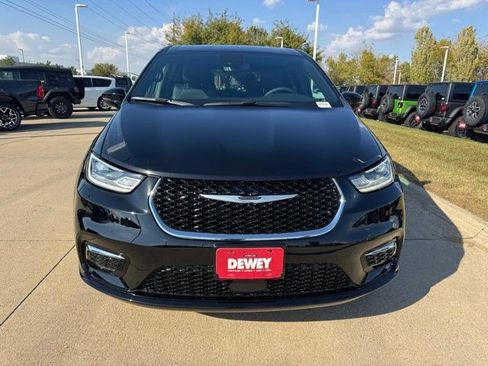 New 2026 Chrysler Pacifica Select AWD/4WD image 2