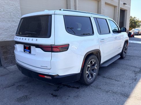 Used 2023 Jeep Wagoneer Series III w/ Preferred Equipment Group AWD/4WD image 5
