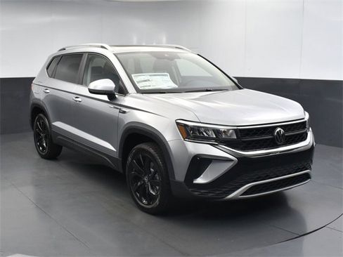 New 2024 Volkswagen Taos SE image 22