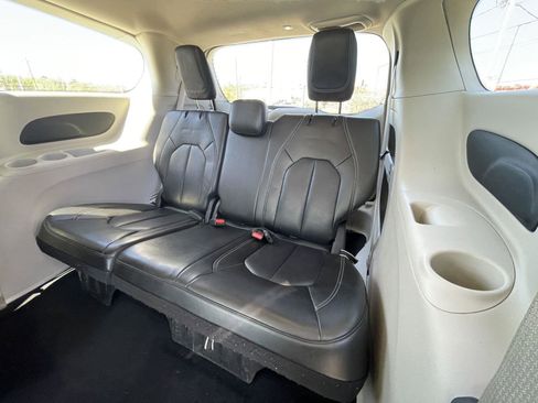 Certified 2023 Chrysler Pacifica Touring-L FWD image 43