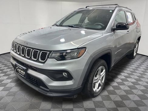Used 2023 Jeep Compass Latitude AWD/4WD image 3