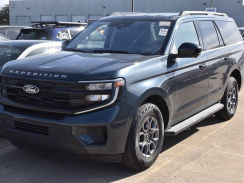 Used 2025 Ford Expedition Active image 2