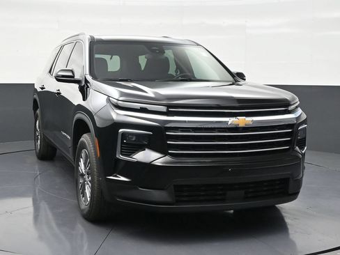 Used 2025 Chevrolet Traverse LT FWD image 7