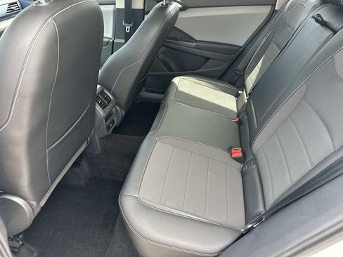 Used 2023 Volkswagen Taos SE w/ Panoramic Sunroof Package FWD image 15