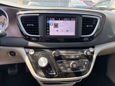 Used 2022 Chrysler Voyager LX image 10