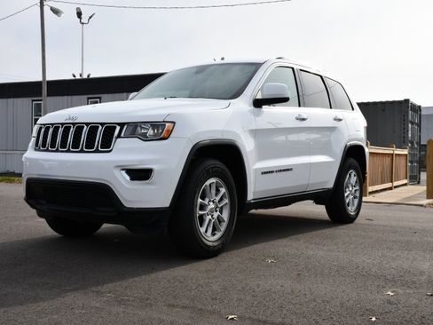 Used 2018 Jeep Grand Cherokee Laredo image 3