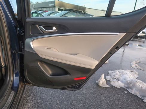 Used 2023 Genesis G70 2.0T image 17