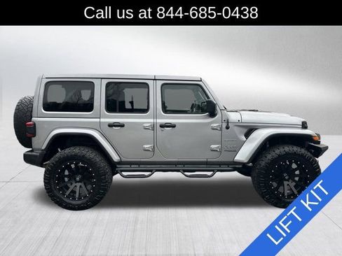 Used 2018 Jeep Wrangler Unlimited Sahara image 4