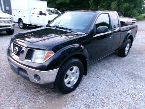 Used 2007 Nissan Frontier SE w/ SE Value Truck Pkg RWD image 2