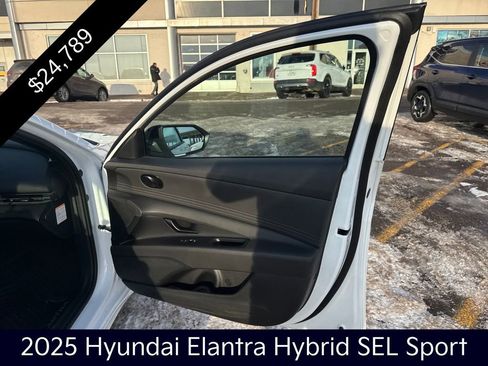 Used 2025 Hyundai Elantra SEL image 32
