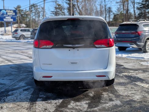 Used 2023 Chrysler Voyager LX image 9