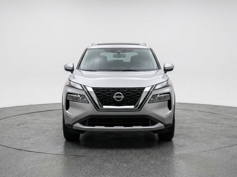 Used 2025 Nissan Rogue SV image 2