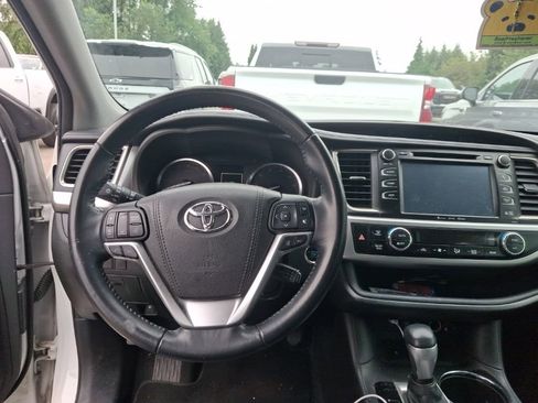 Used 2017 Toyota Highlander SE FWD image 12