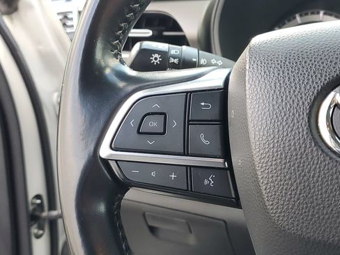 Used 2021 Toyota Highlander LE FWD image 24