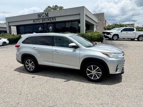 Used 2019 Toyota Highlander XLE FWD image 23