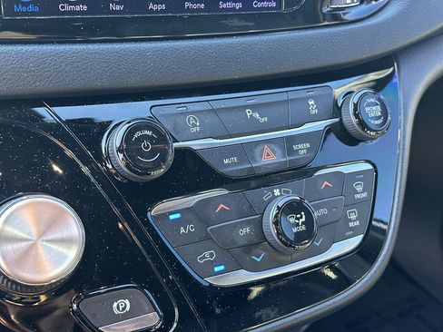Used 2020 Chrysler Pacifica Touring-L Plus w/ S Appearance Package FWD image 16