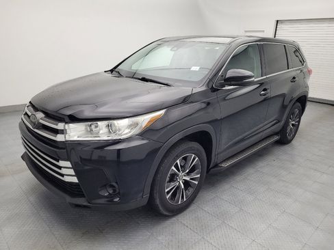 Used 2019 Toyota Highlander LE image 2