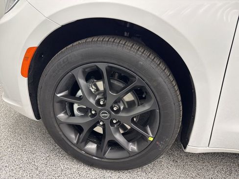 New 2026 Chrysler Pacifica Select image 10