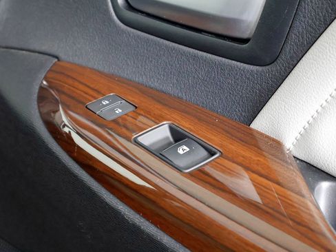 Used 2018 Toyota Sienna Limited image 46