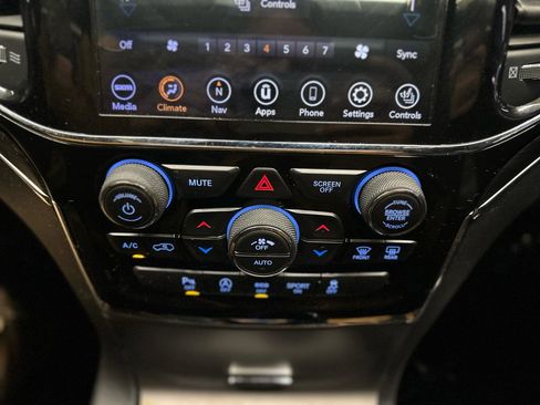 Used 2020 Jeep Grand Cherokee Limited w/ Luxury Group II image 24