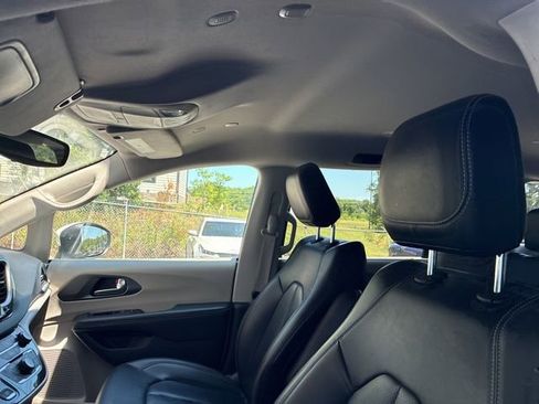 Used 2023 Chrysler Pacifica Touring-L FWD image 21