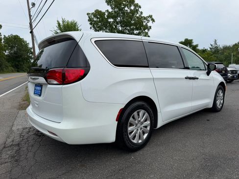 Used 2021 Chrysler Voyager L FWD image 4