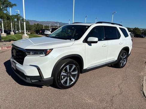 Certified 2025 Honda Pilot Touring image 3