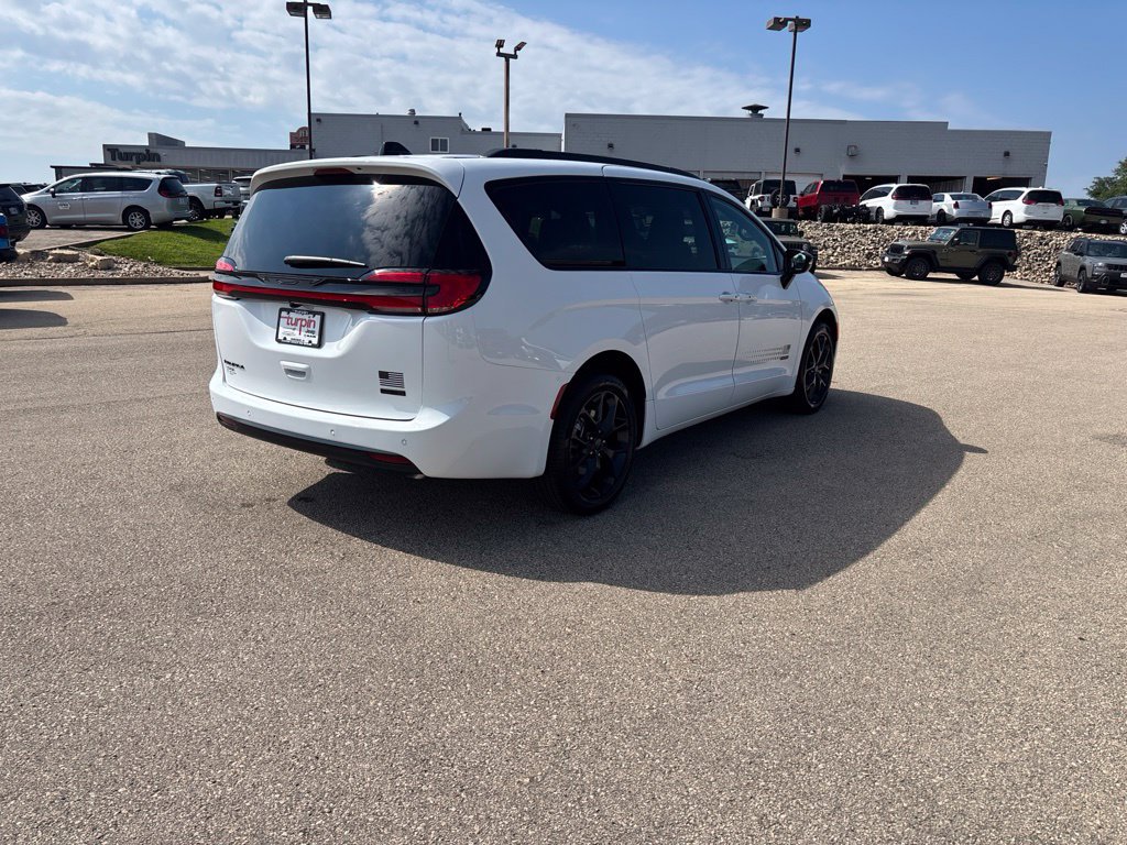 New 2027 Chrysler Pacifica Select AWD/4WD image 5