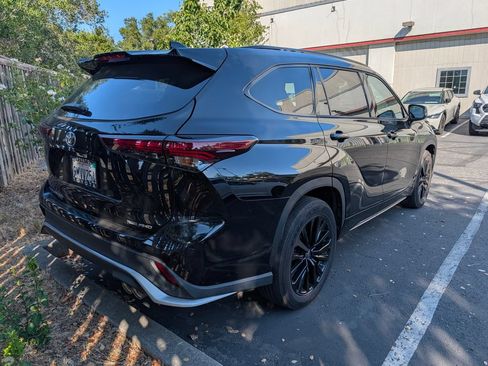Used 2024 Toyota Highlander XSE AWD/4WD image 3