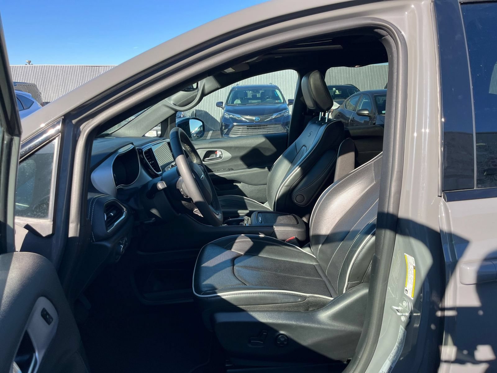 Used 2025 Chrysler Pacifica Limited FWD image 28
