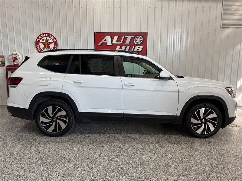 Used 2024 Volkswagen Atlas SE AWD/4WD image 3