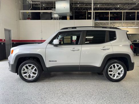 Used 2017 Jeep Renegade Latitude w/ Popular Equipment Group image 16