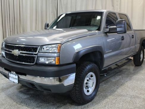 Used 2006 Chevrolet Silverado 2500 W/T w/ Heavy-Duty Power Package image 4