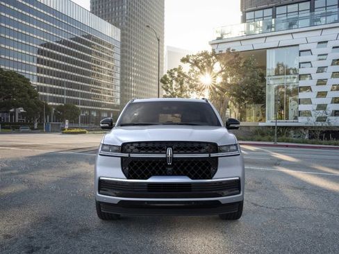 New 2026 Lincoln Navigator Reserve w/ Jet Appearance Package AWD/4WD image 6