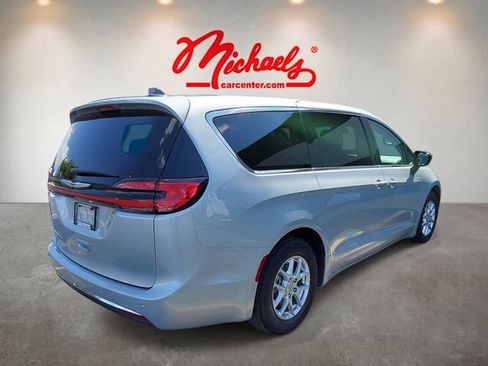 Used 2024 Chrysler Pacifica Touring-L FWD image 5