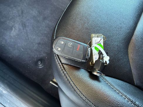 Used 2025 Jeep Compass Limited image 21