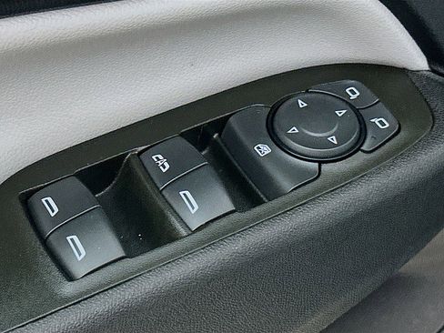 Used 2024 Chevrolet Equinox LS w/ LS Convenience Package image 18