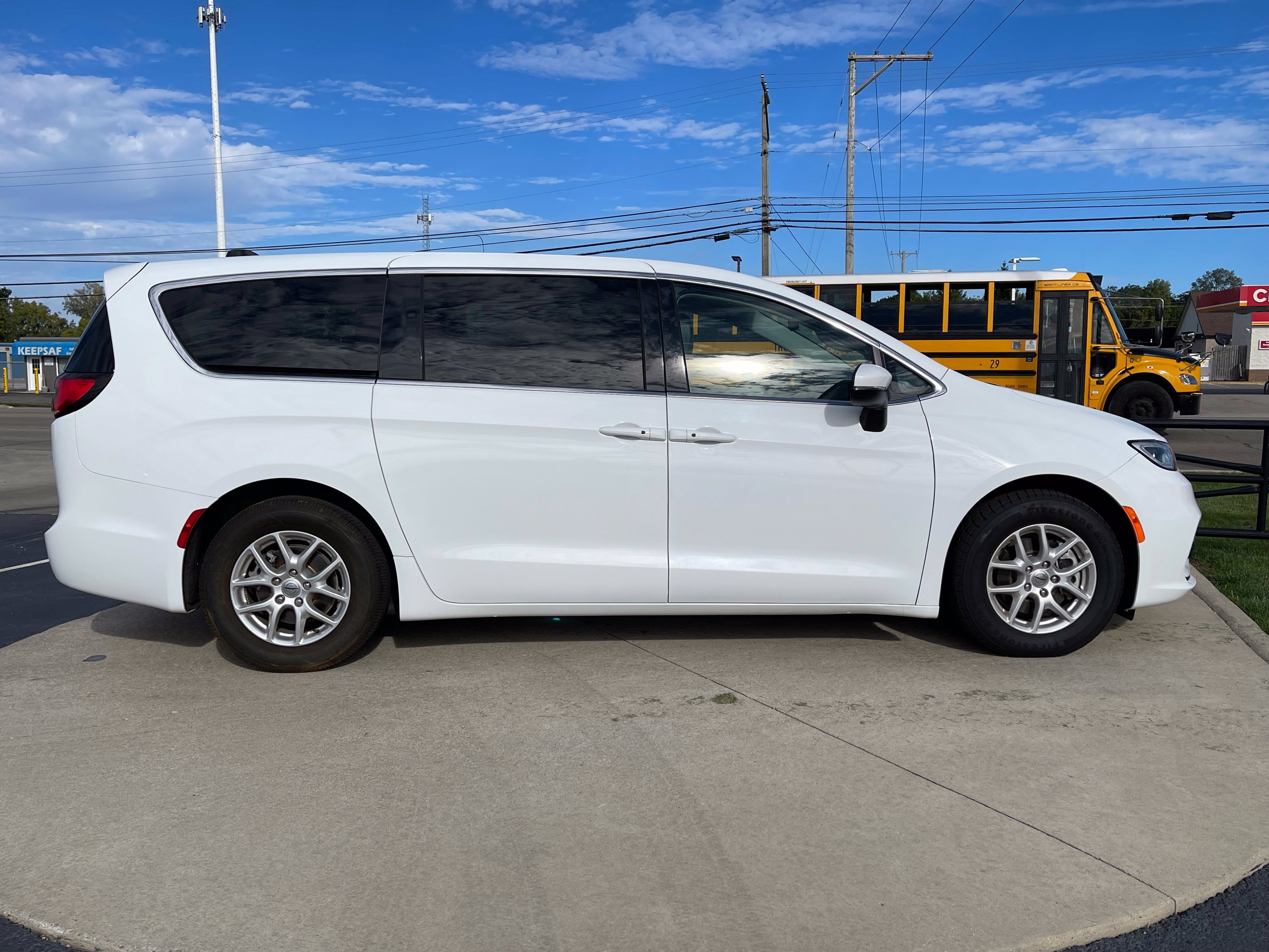 Used 2023 Chrysler Pacifica Touring-L FWD image 8
