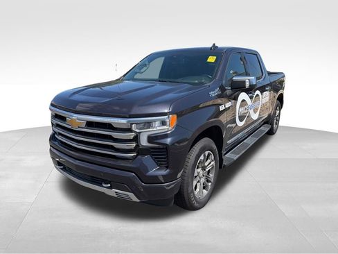 Used 2024 Chevrolet Silverado 1500 High Country w/ Z71 Off-Road Package AWD/4WD image 3
