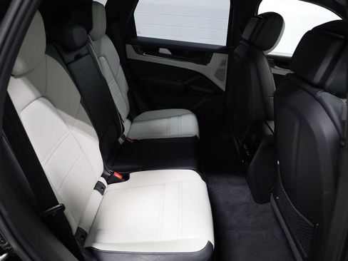 Certified 2025 Porsche Cayenne E-Hybrid AWD/4WD image 37