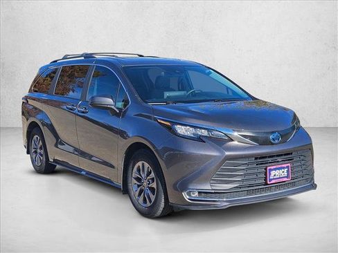 Used 2023 Toyota Sienna XLE image 3